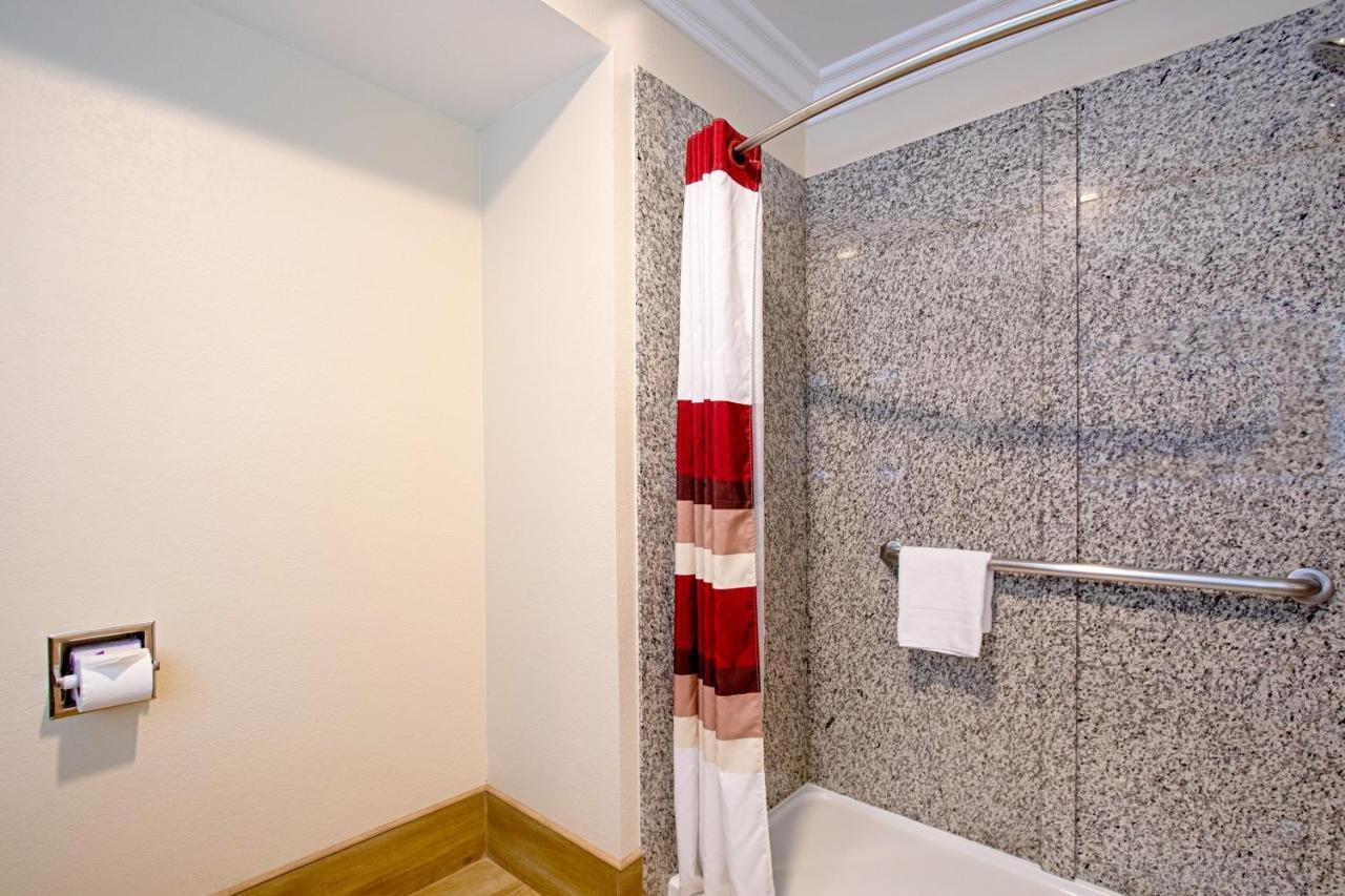 Red Roof Inn & Suites Μοντερέι Εξωτερικό φωτογραφία