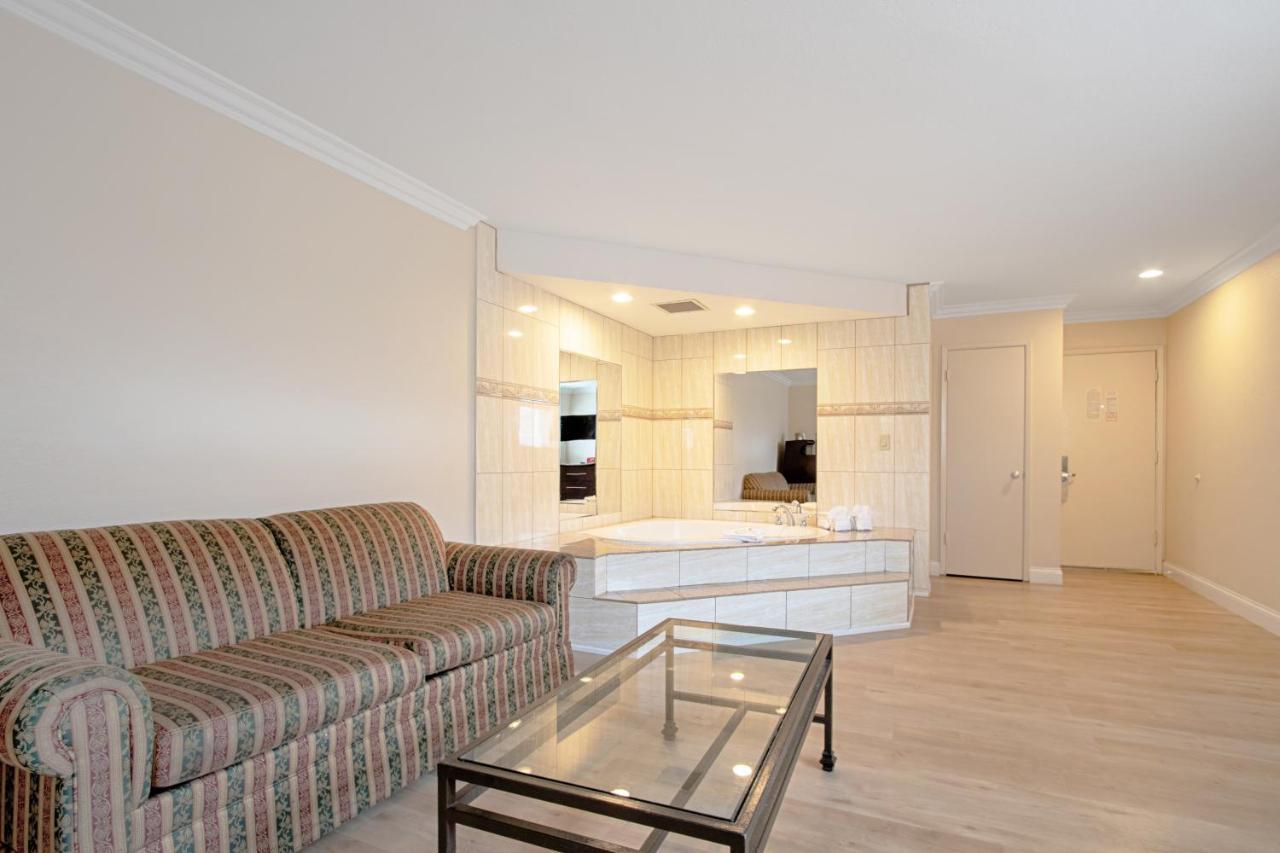 Red Roof Inn & Suites Μοντερέι Εξωτερικό φωτογραφία