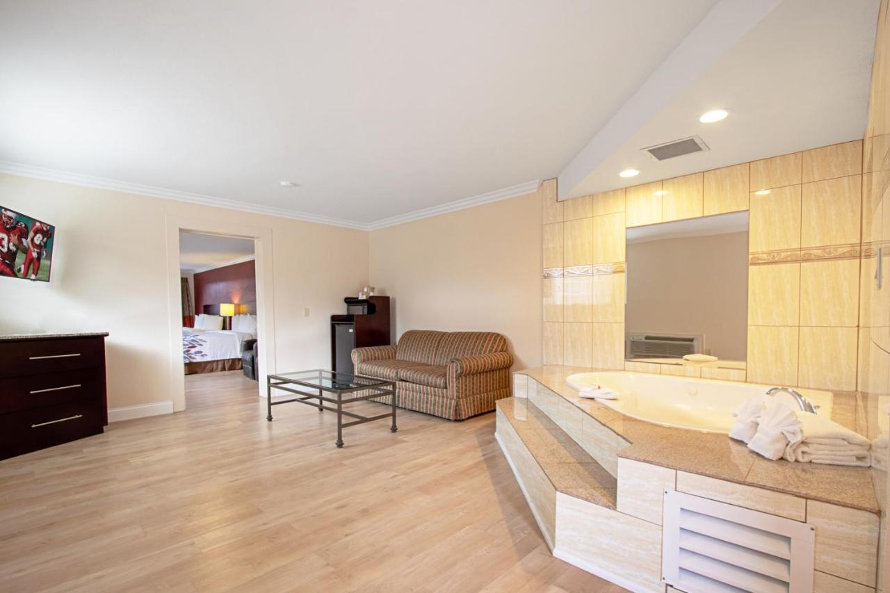 Red Roof Inn & Suites Μοντερέι Εξωτερικό φωτογραφία