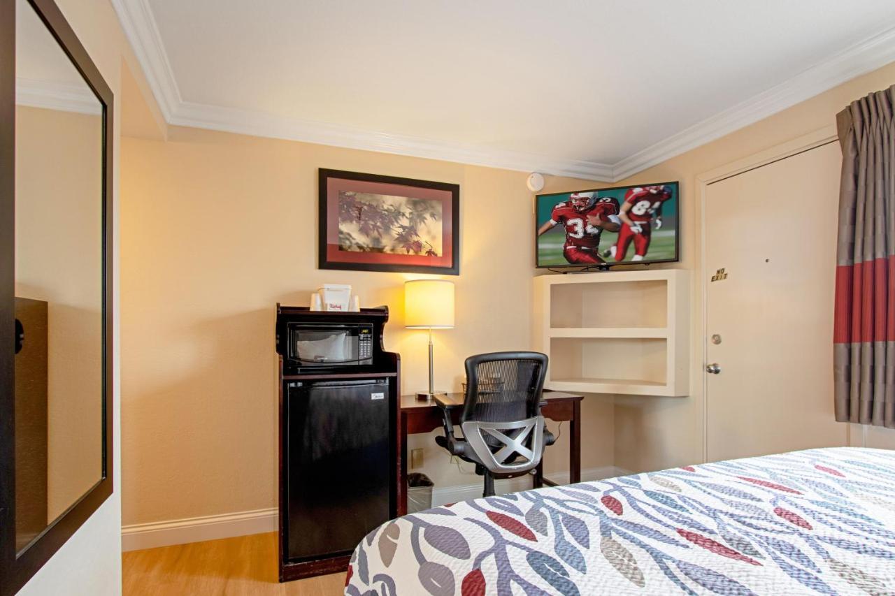 Red Roof Inn & Suites Μοντερέι Εξωτερικό φωτογραφία