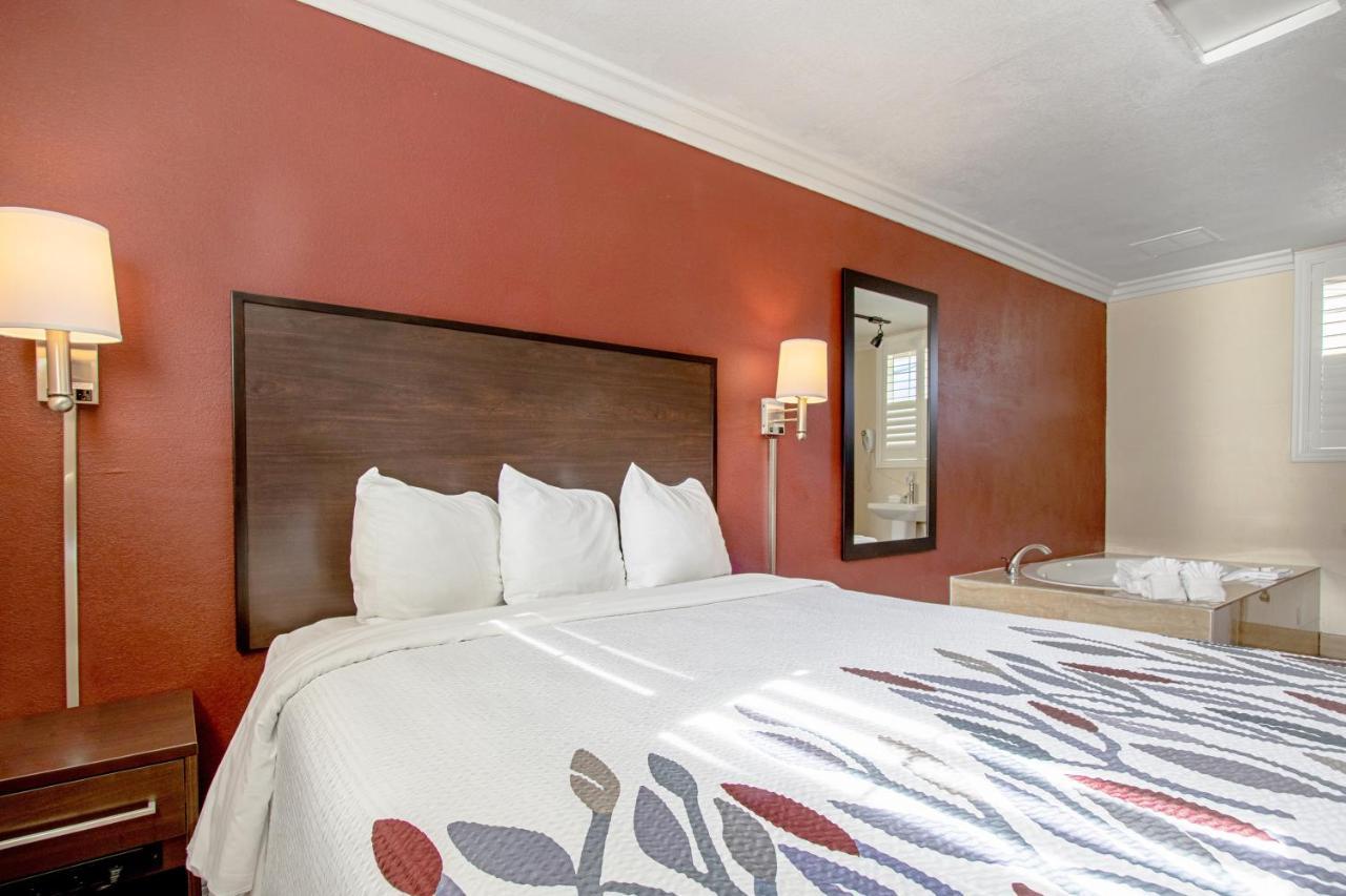 Red Roof Inn & Suites Μοντερέι Εξωτερικό φωτογραφία