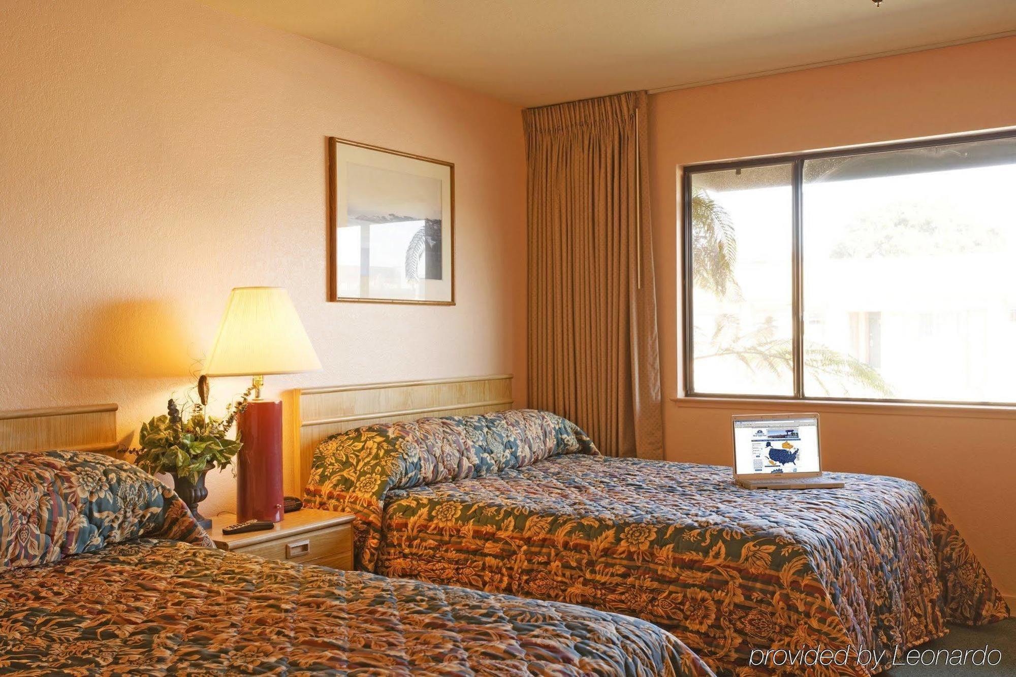 Red Roof Inn & Suites Μοντερέι Δωμάτιο φωτογραφία